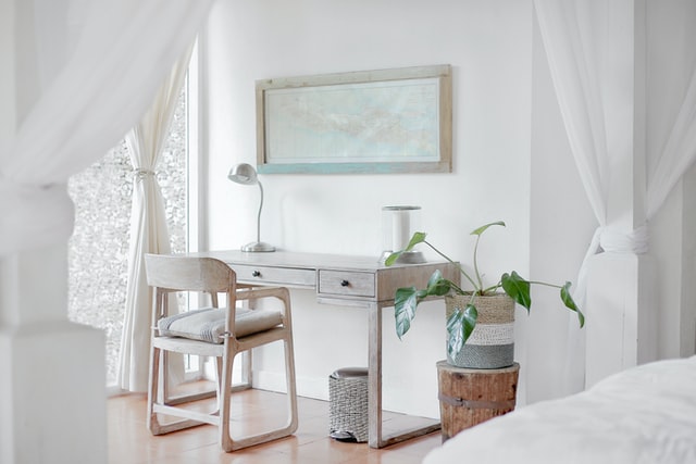 chambre avec bureau dans un style minimaliste