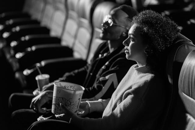 Couple assis sur des sièges de cinéma