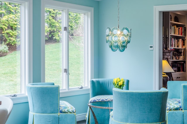 chaises et mur bleu clair dans un salon