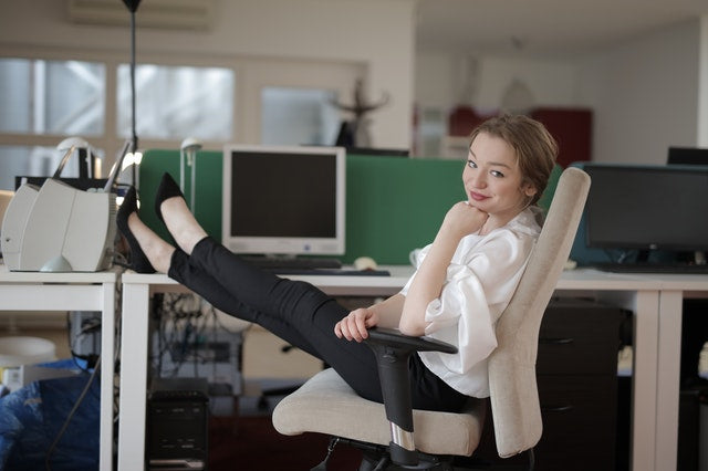 femme assise sur une chaise de bureau