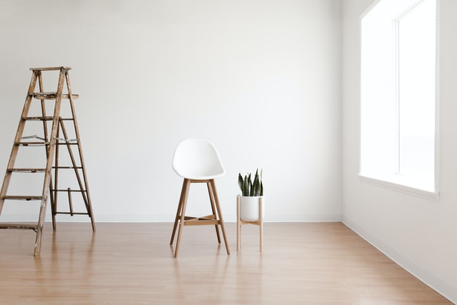 intérieur minimaliste avec chaise scandinave