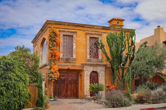 maison dans le style mexicain avec des cactus