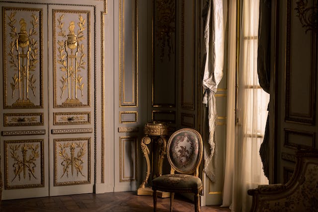 Salon avec intérieur au style baroque luxueux avec une chaise baroque