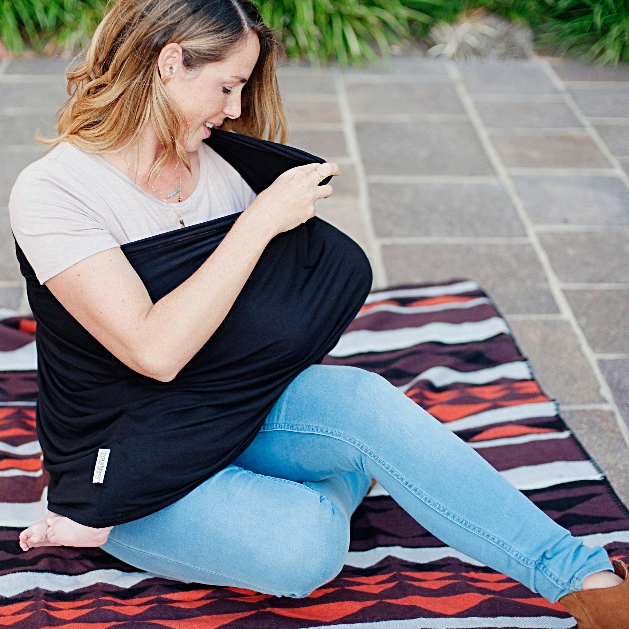 black breastfeeding cover
