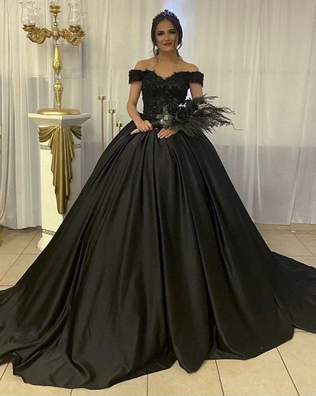 Vestidos de novia negros con hombros descubiertos