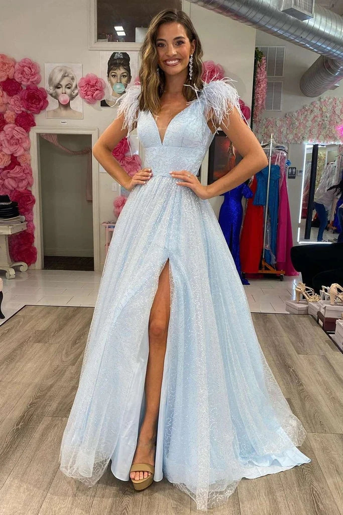 Vestido de graduación de plumas azules