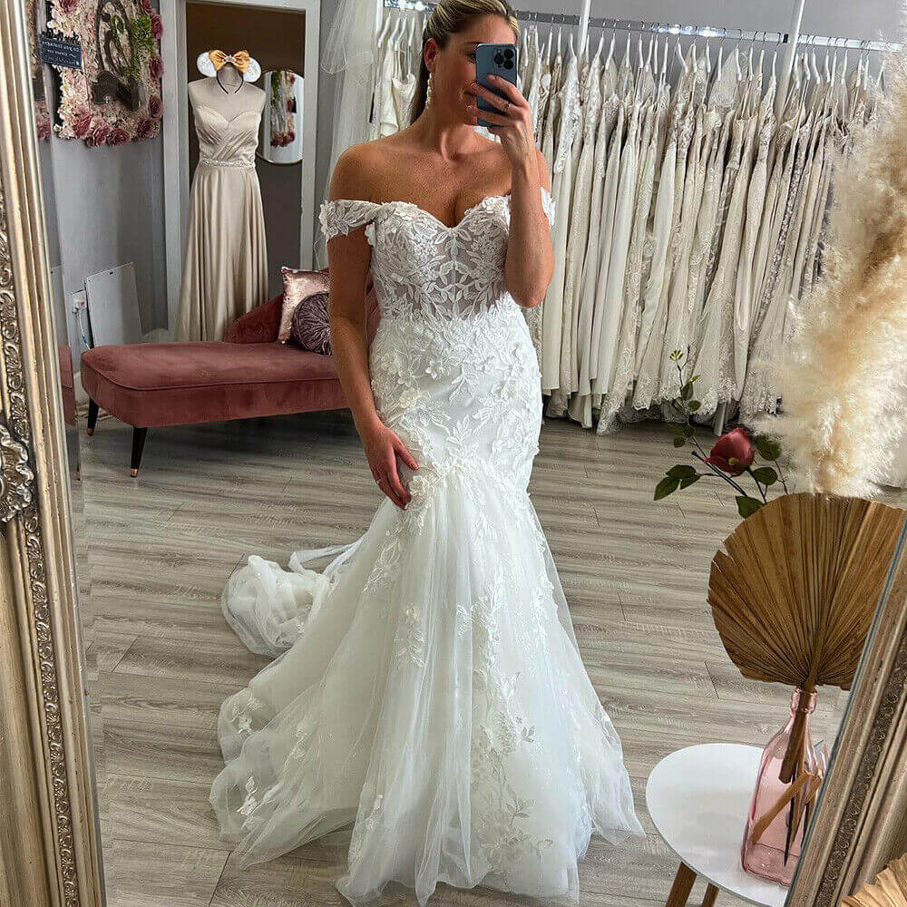 Vestidos de novia con hombros descubiertos y encaje