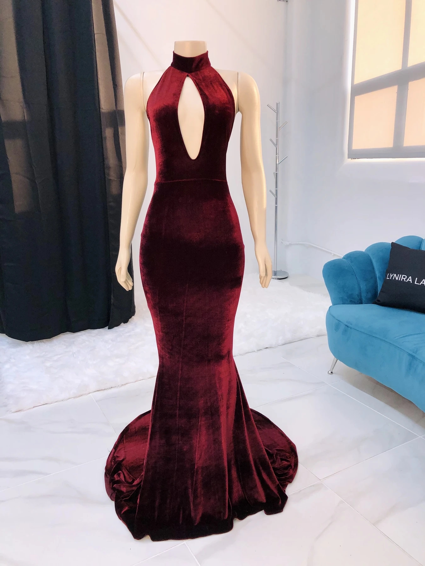 Vestidos de invitados de boda de invierno burdeos Halter