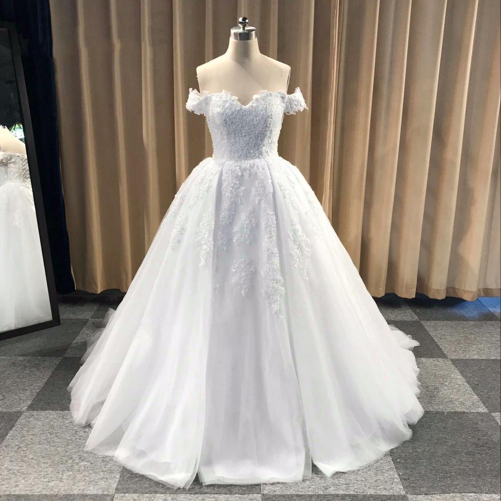 Vestidos de novia de encaje con hombros descubiertos