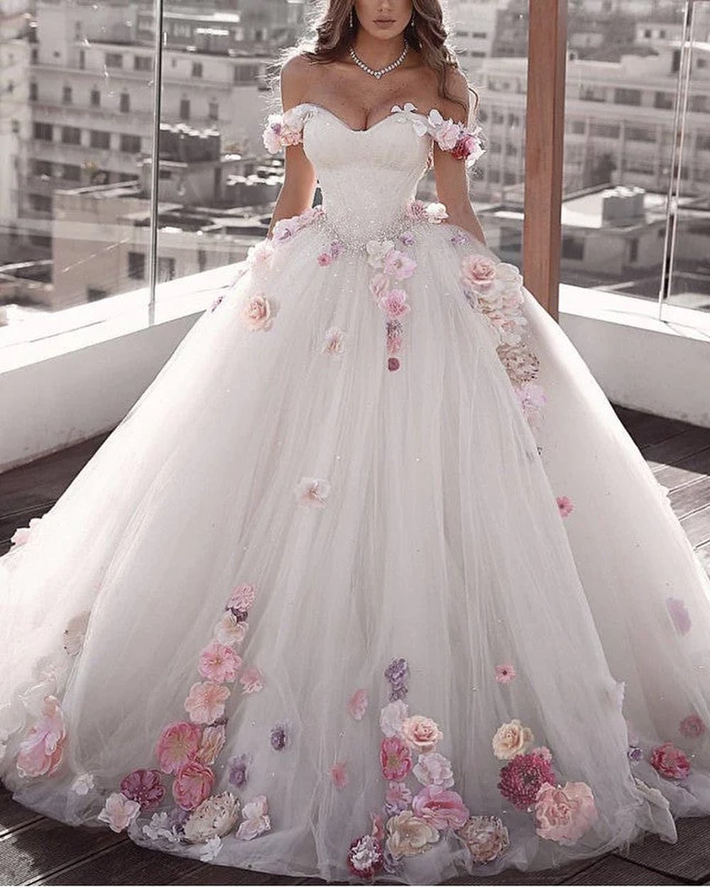 Vestidos de novia con vestido de bola y flores florales