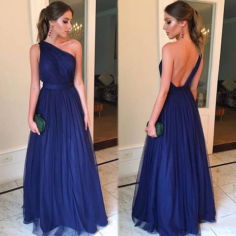 Una línea de vestidos de dama de honor azules