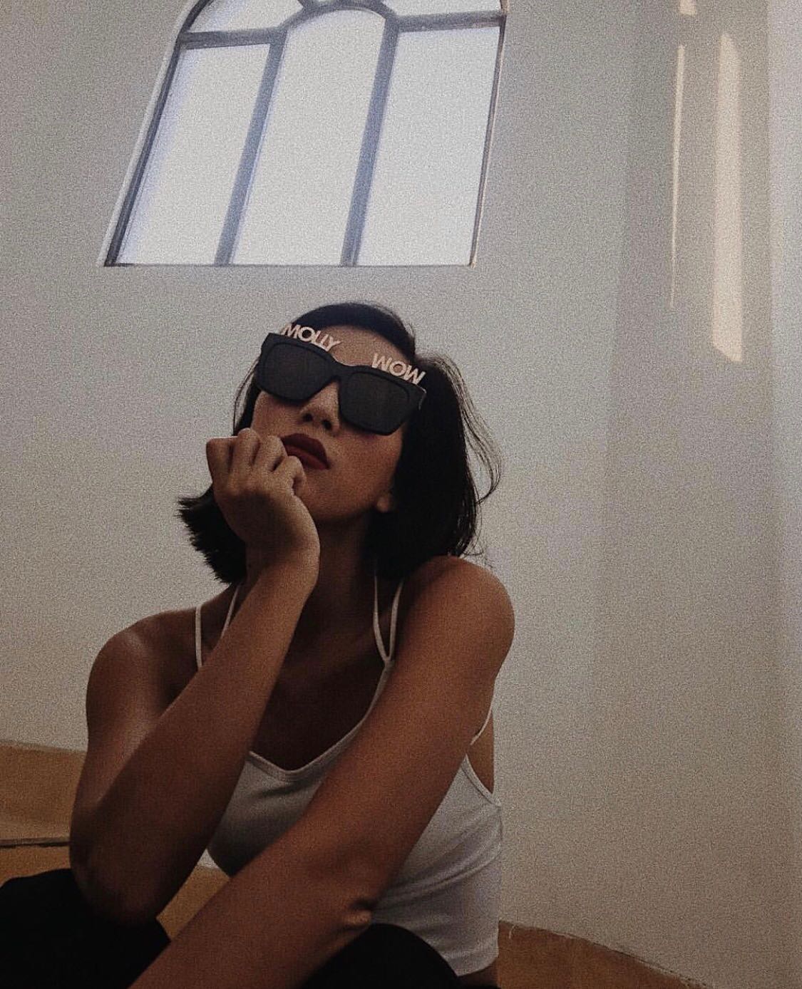 莫莉 Molly Chiang wears REVE by RENE alphabet sunglasses