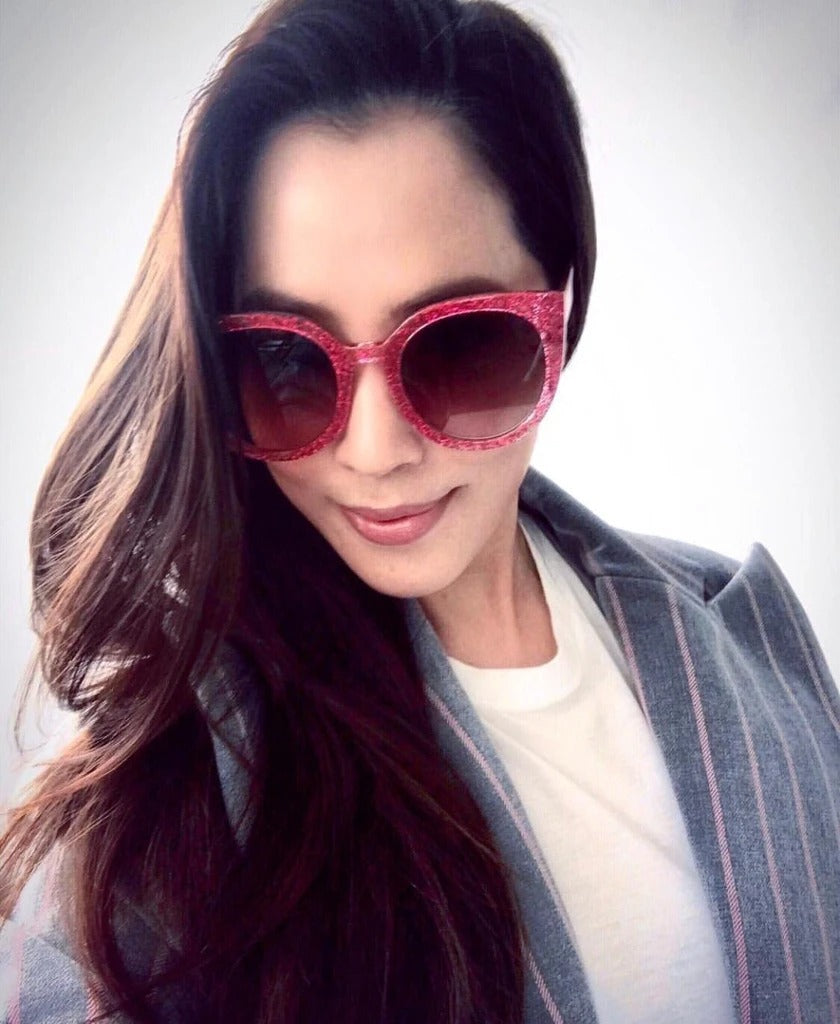 Arissa Cheo 石貞善 wears REVÉ by RENÉ Starry Eyed Pink Glitter glasses