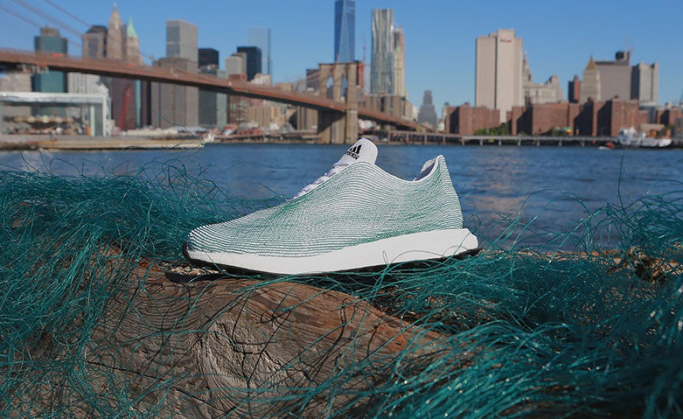 Adidas realizzerà scarpe green con reti da pesca illegali.