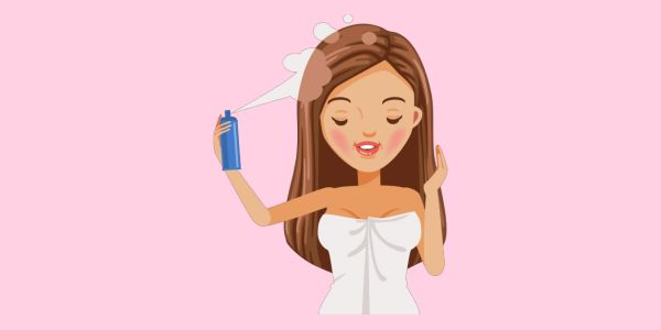 Kvinde bruger spray i håret
