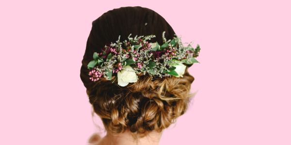 Bruiloft haar met bloemen