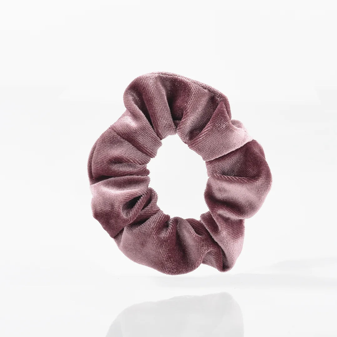 Se Velour Scrunchies - Rosa hos Yuaia Haircare