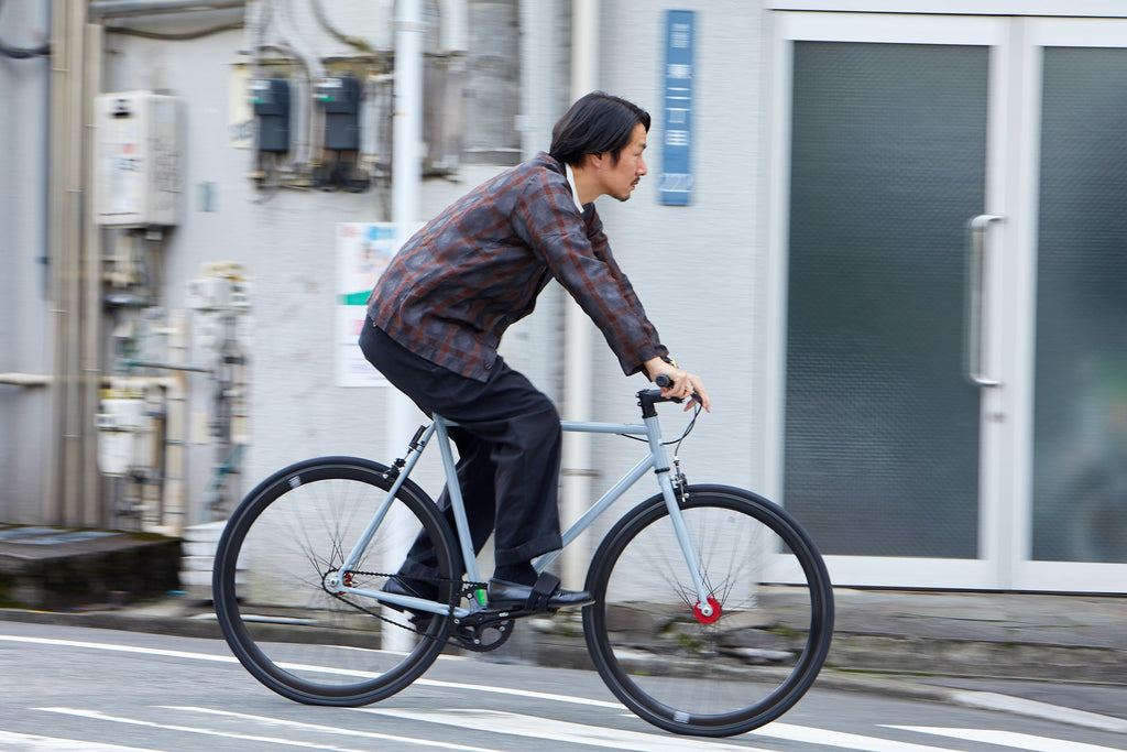 自転車に乗ってリフレッシュする山田尚文さん