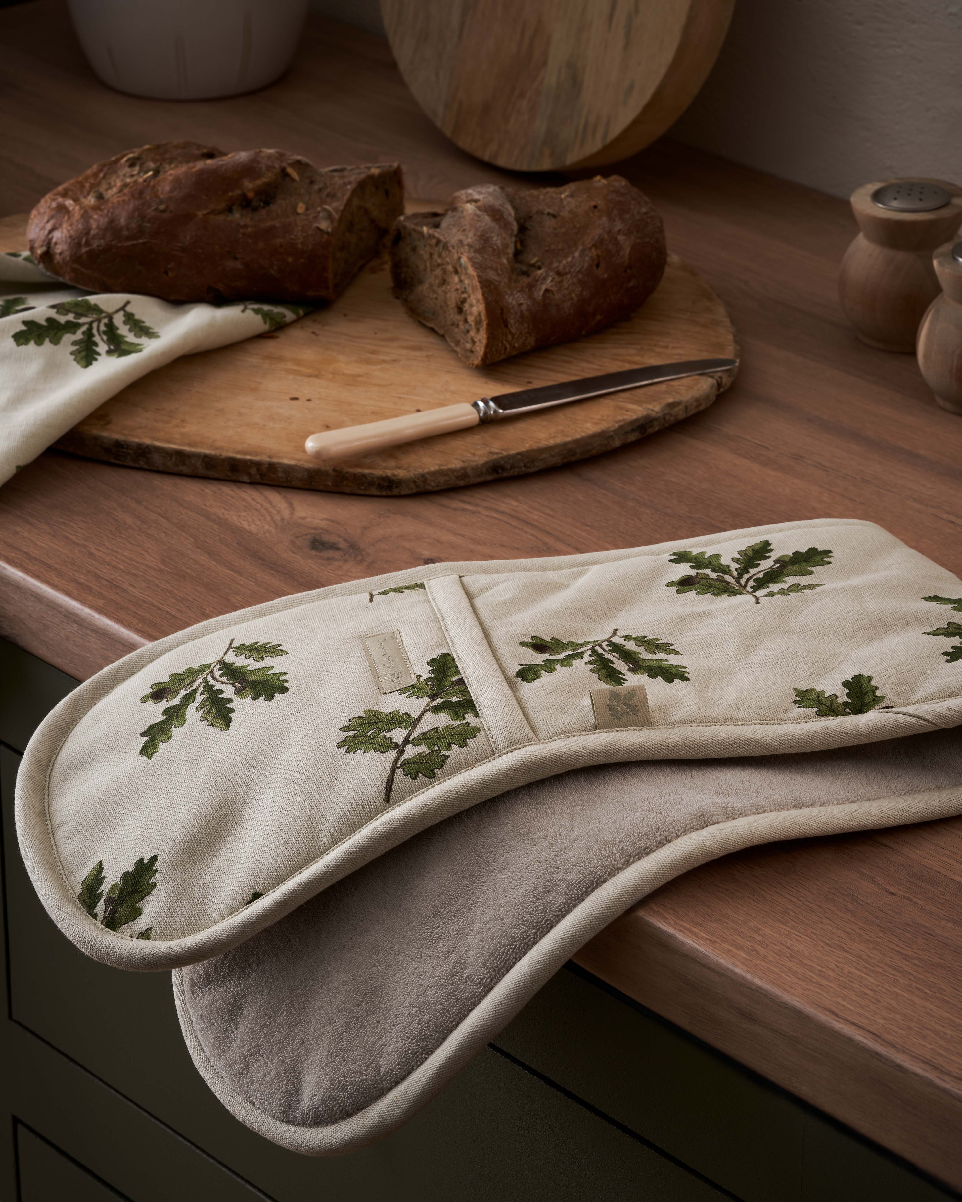 Double oven glove with Acorn & Oak Leaves design