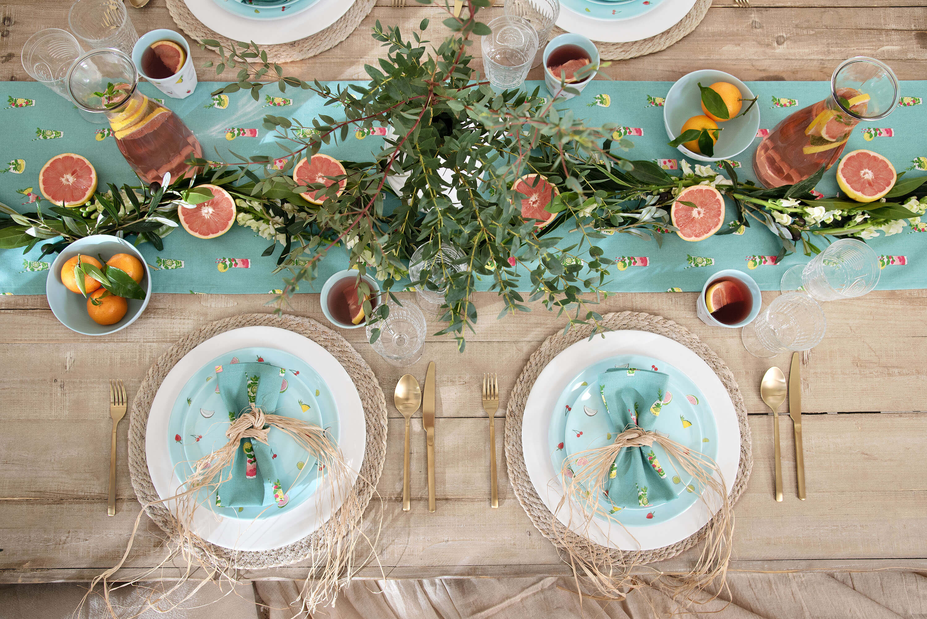 Table setting ready for a cocktail dinner paarty