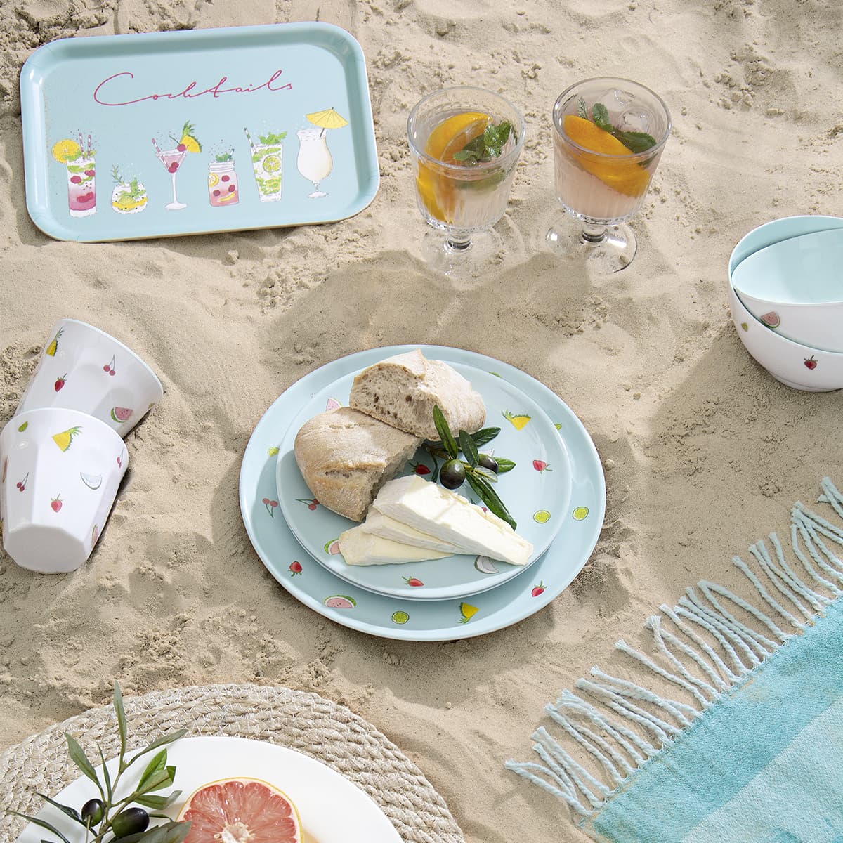 https://cdn.shopify.com/s/files/1/0201/1771/7092/products/cocktails-beach-picnic-flat-lay-3-lifestyle-high-res-square_3040b0c5-228d-46e2-8a49-542cef548815.jpg?v=1686823092