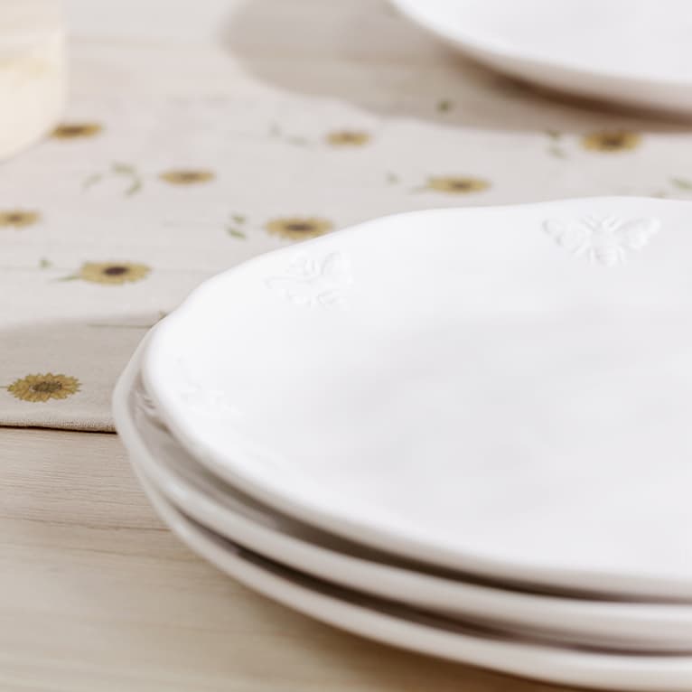 https://cdn.shopify.com/s/files/1/0201/1771/7092/products/ss23-bees-sdp111-dinnerplate-detail-square.jpg?v=1681228232