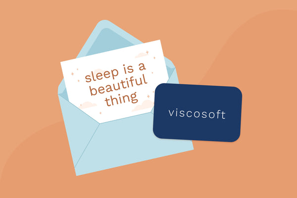 粘软礼品卡在信封和卡片上的插图，上面写着“睡眠是一件美丽的事情”(无脚本，备用视图)