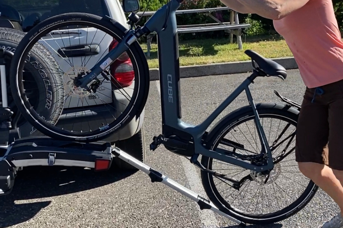 Using Bosch Walk Mode to load e-bike up hitch rack ram