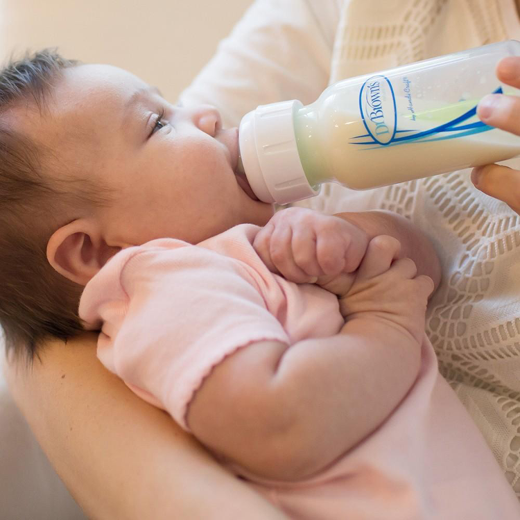 formula bottle feeding baby