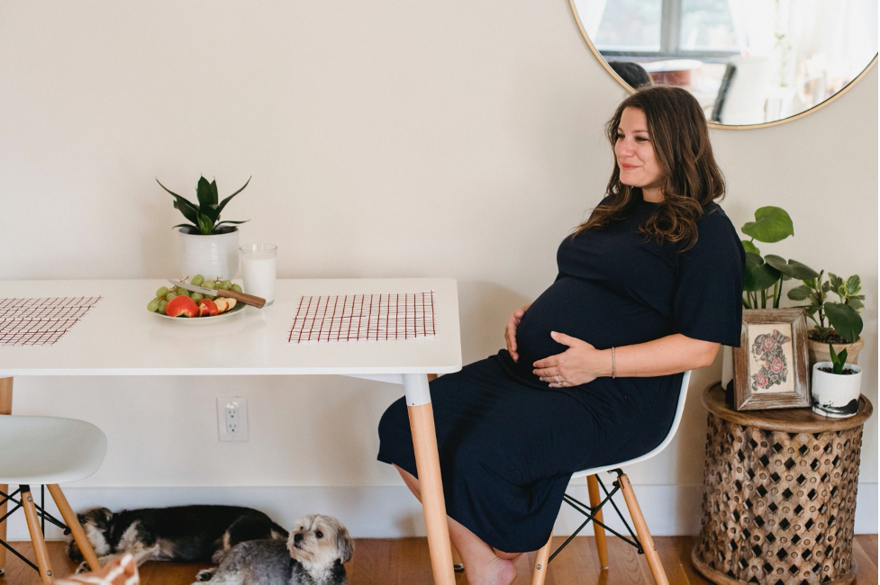 pregnant woman sitting with good posture