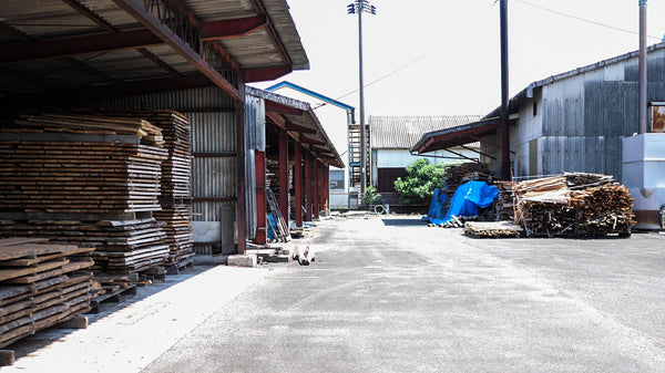 「荒牧武道具木工所」の乾燥中の備蓄木材は減少しつつあります。