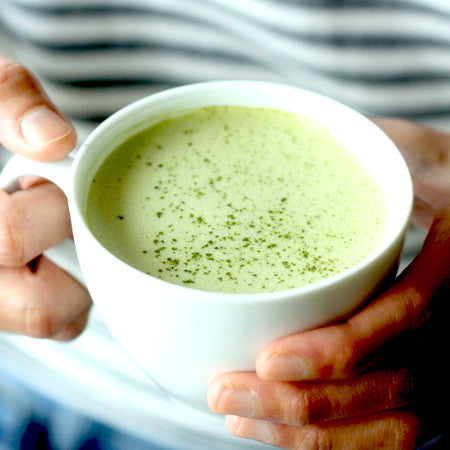 matcha latte with japanese matcha powder by SeasonWithSpice.com 