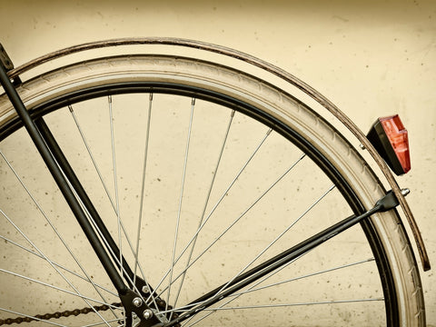 In diesem Artikel: Fahrrad Schutzbleche. Plus: So hilfreich ist es, wenn du Schutzbleche am Fahrrad hast. Alle weiteren Tipps zu Radfahren im Regen bekommst du in diesem Artikel.