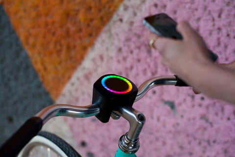 Ein smartes Fahrrad Gadget für alle Fahrradfans. Das SmartHalo navigiert dich, ohne aufs Handy zu schauen, zu deinem Ziel.