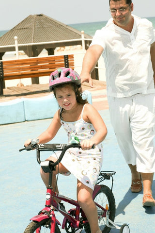 In diesem Artikel erfährst du in welchem Alter ein Kind welche Fahrradgröße benutzen kann. Du erfährst auch ab welcher Kindergröße es sinnvoll ist die nächste Größe zu wählen. 