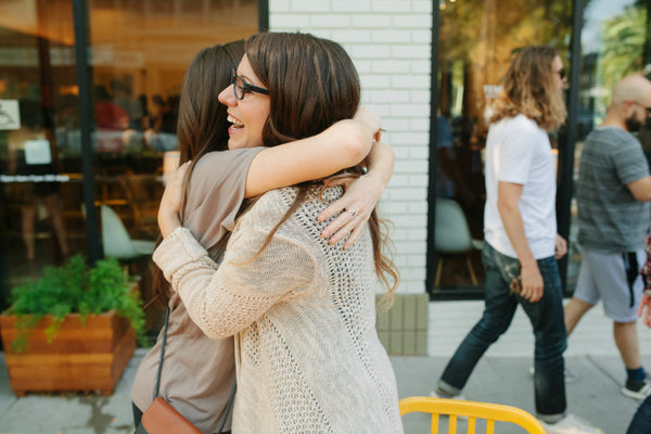 girls hugging shopcompliment