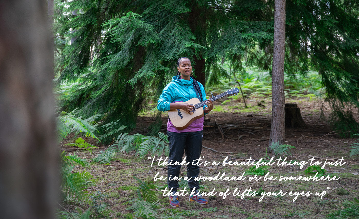 Abimaro chante avec sa guitare dans la forêt.