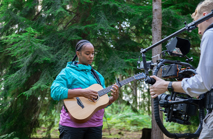 Abimaro est filmée pendant qu'elle joue de la guitare