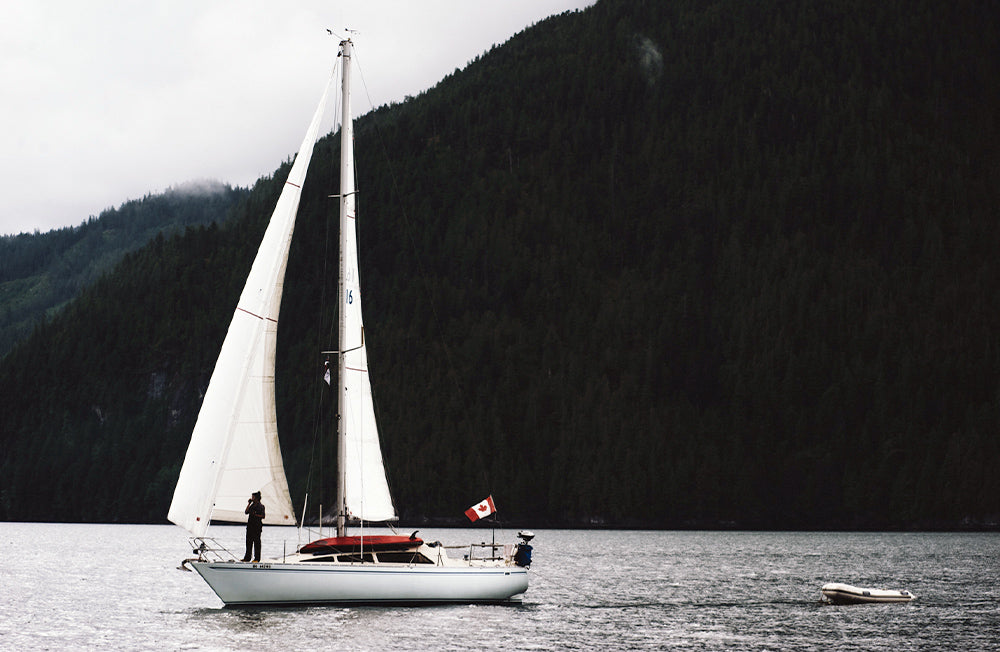 Ein Segelboot wartet in einem kanadischen See vor Anker