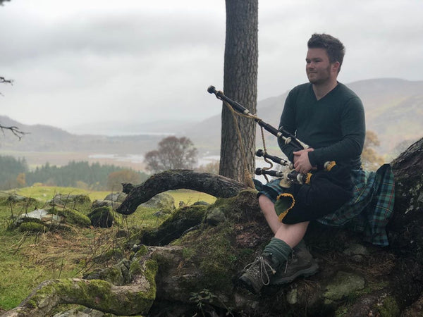 Grant sentado junto a un árbol