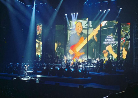 Snow Owl como bajo solista en el concierto de Hans Zimmer en Manchester, Reino Unido