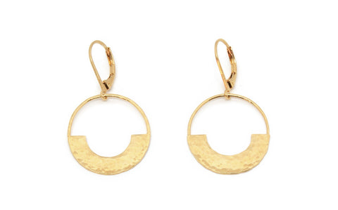 Boucles d%u2019oreilles Ava, cercle martelé à la main. Une paire facile à porter et facile à offrir, qui séduit par sa simplicité et son raffinement.