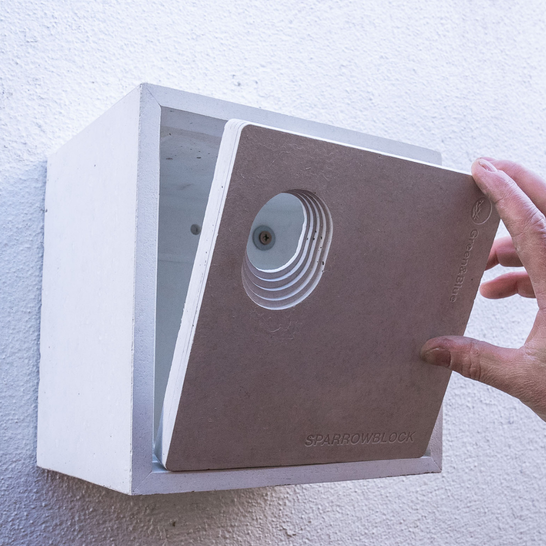 Showing the opening on a Green&BLue concrete bird nestbox