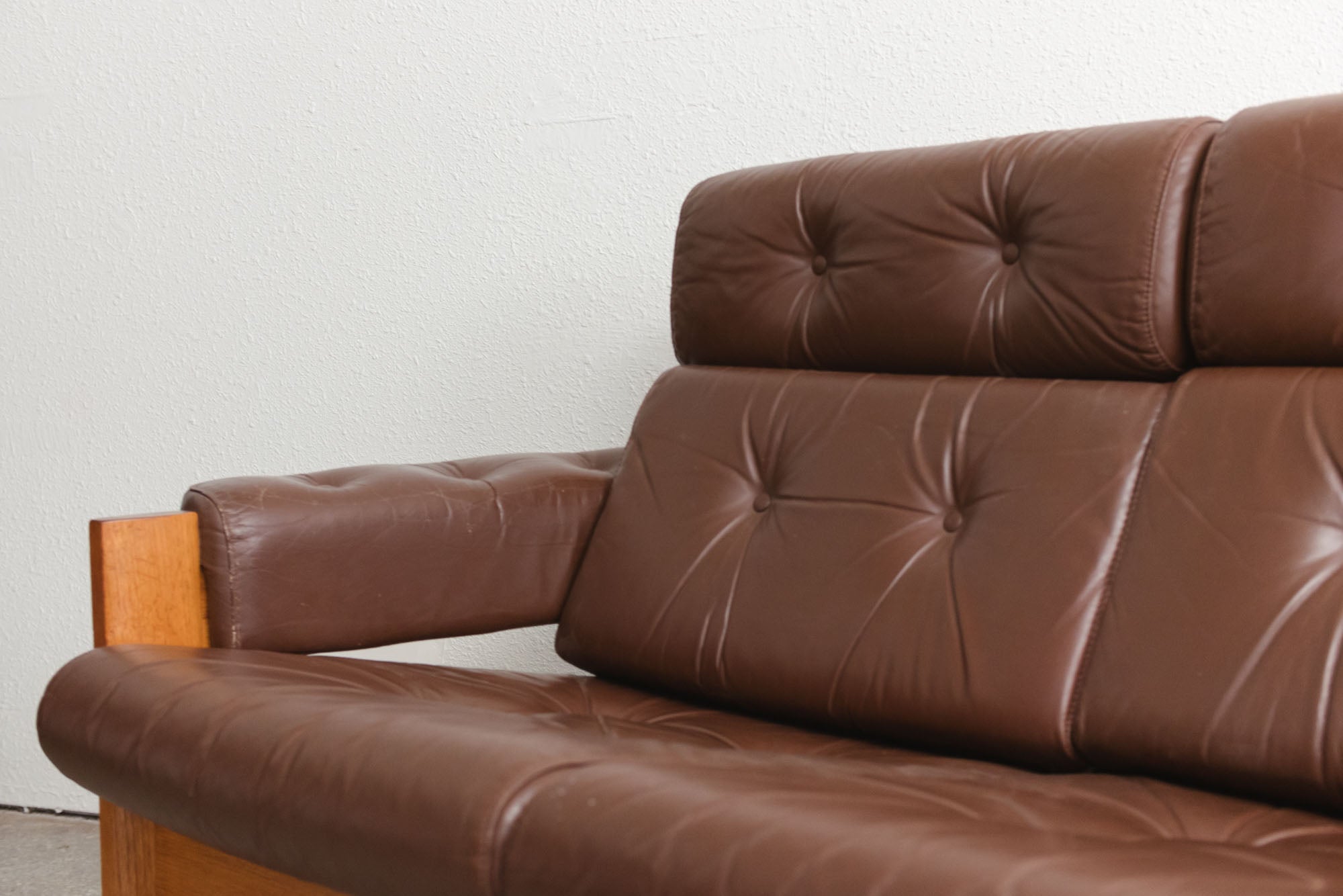 ekornes black leather sofa