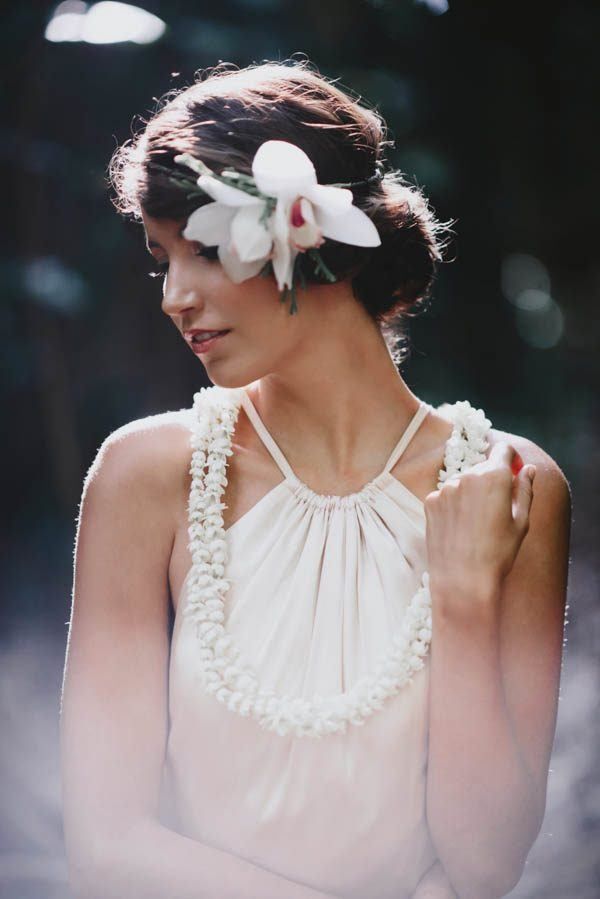 Incorporate plants and tropical flowers to your beach bridal style.
