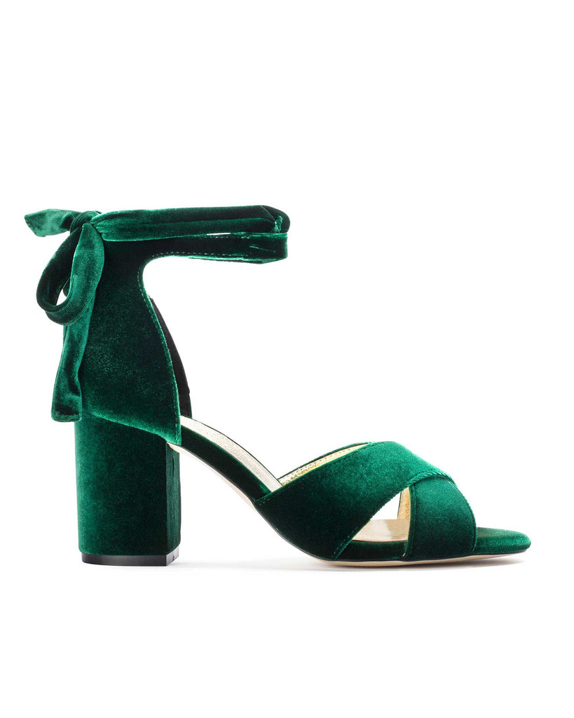 Bedachtzaam Catena Zonsverduistering Green wedding shoes with deep green velvet heels for the earthy and  luxurious bride