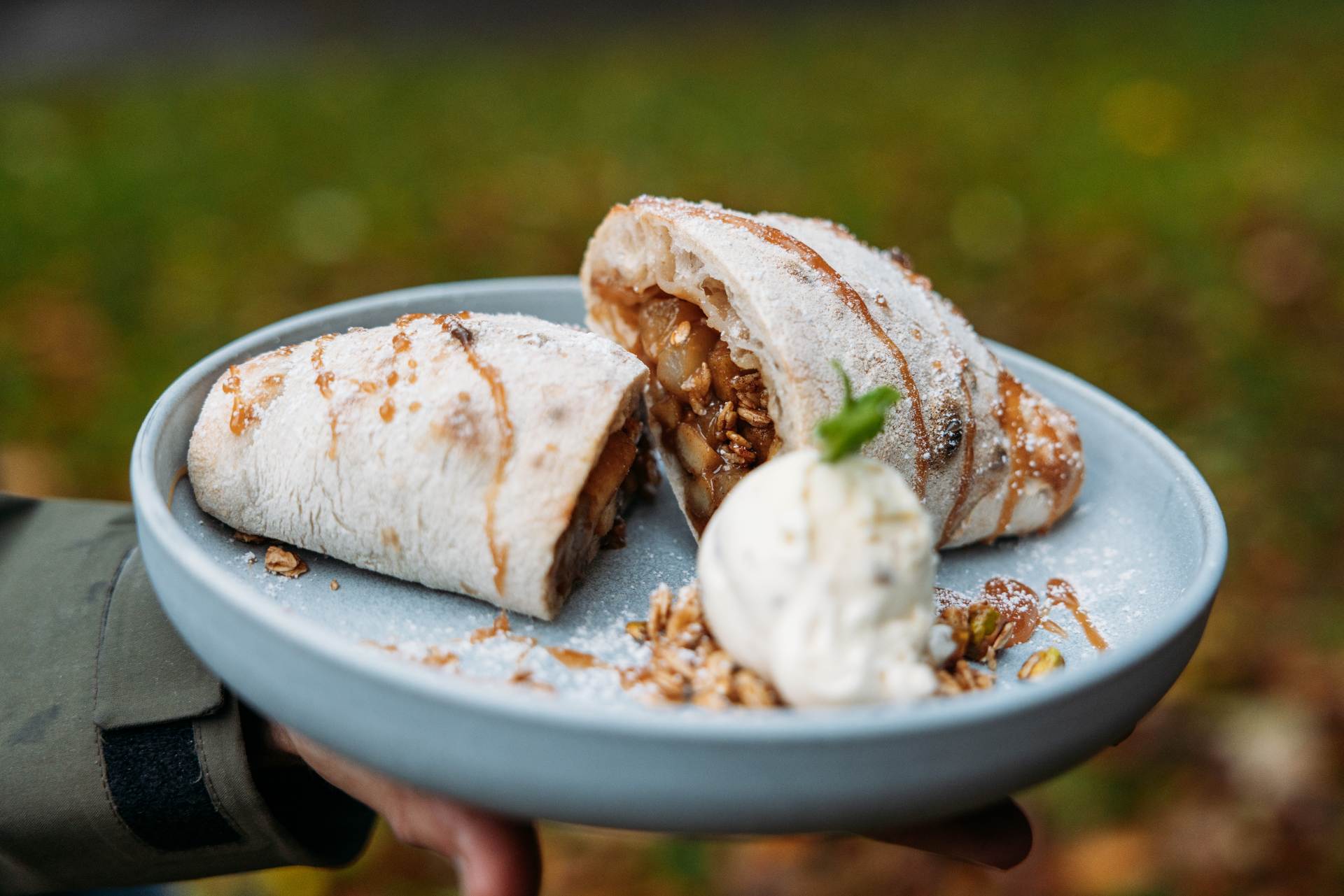 Calzone dolce con crumble di mele e pere