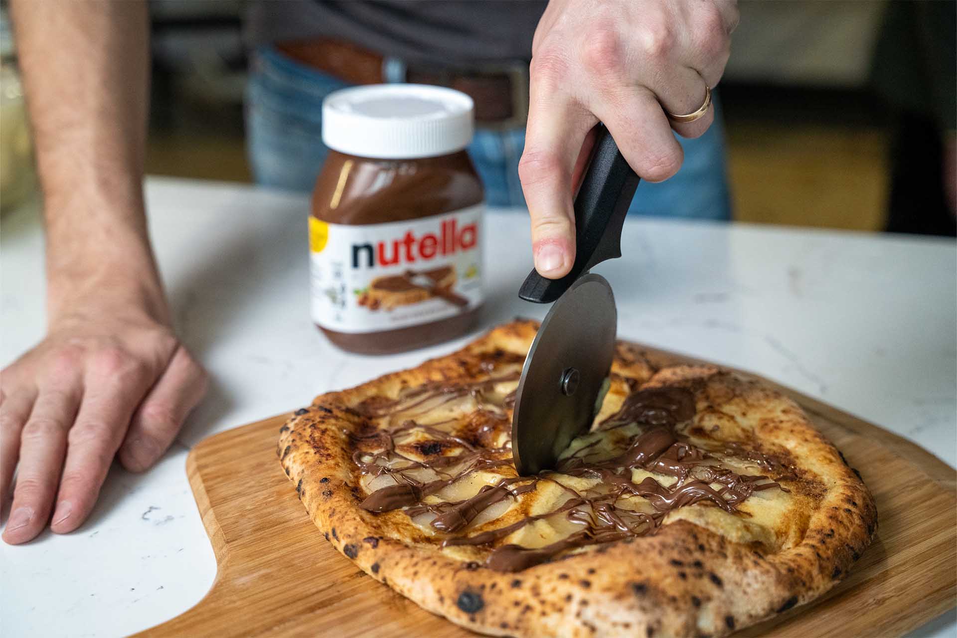 Pizza au Nutella, à la frangipane et à la poire pochée