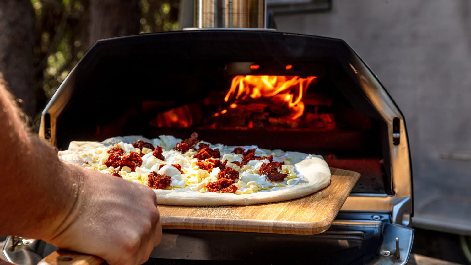 Pizza mit Zuckermais und 'nduja