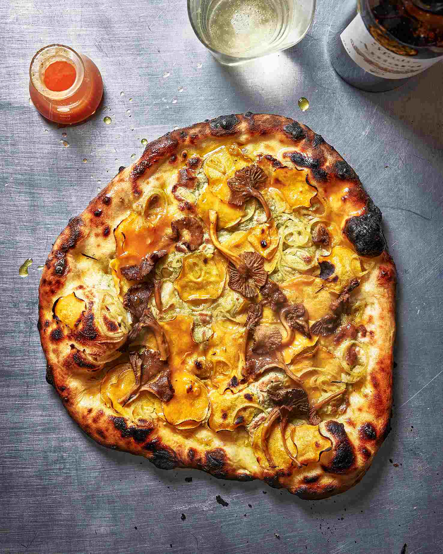 Pizza aux chanterelles et patates douces avec sauce tomate aigre et beurre de graines de citrouille